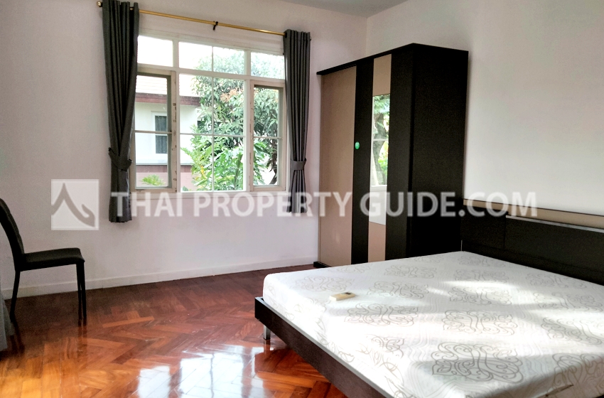 House with Shared Pool in Srinakarin 